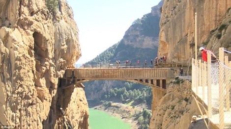 Tổng chi phí gần 2.8 triệu euro được chia sẻ bởi chính quyền hai vùng Andalusia và Malaga (Ảnh: Ruptly)