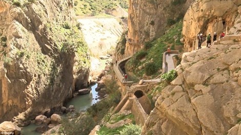 Sáu tháng đầu tiên sau khi mở cửa, chính quyền sẽ miễn phí vé cho du khách khám phá con đường. Giá vé áp dụng sau đó cũng được ước đoán là rất thấp (Ảnh: Ruptly)