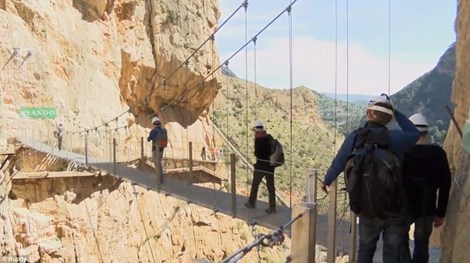 Con đường này vô cùng nổi tiếng với những người đam mê du lịch mạo hiểm. Giữa những năm 1999-2000, con đường này đã “lấy mạng” đến 5 du khách, trước khi bị dừng hoạt động vào năm 2001. Con đường mòn ban đầu được sử dụng để hỗ trợ các công nhân xây dựng 2 dự án đập thủy điện tại Thác Chorro và Thác Gaitanejo (Ảnh: Ruptly)