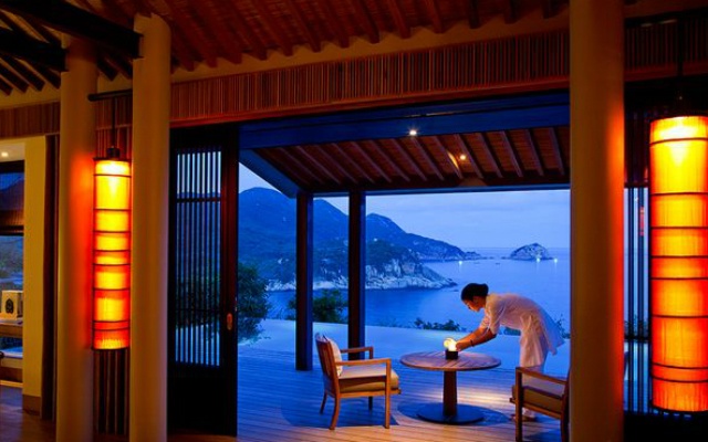 Đẳng cấp, tự nhiên  Vẻ đẹp sang trọng, tinh tế của một resort nằm trên một phần bãi biển hoang sơ của vịnh Vĩnh Hy, Phan Rang.