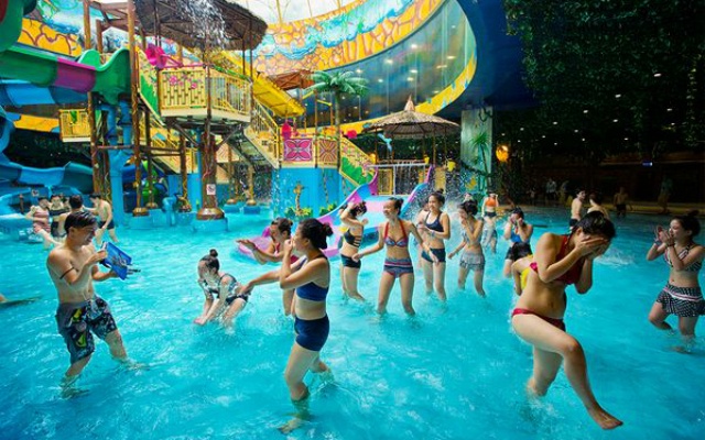 Thư giãn  Tại công viên nước Vinpearl ở trung tâm Hà Nội, các bạn trẻ từ một trường đại học gần đó vui đùa cùng bạn bè mình. Theo Catherine Karnow