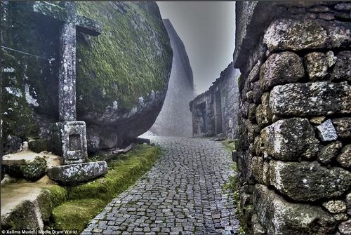 Ngoi lang nam duoi nhung tang da khong lo hinh anh