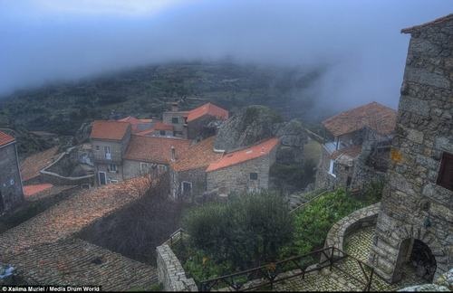 Ngôi làng tọa lạc ở độ cao gần 800 m so với mực nước biển nên ngôi làng là một trong những điểm đến có tầm nhìn tốt.