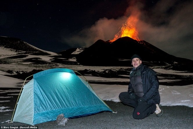 Sakurajima, được dịch là “đảo Anh Đào”, phun trào thường xuyên kể từ năm 1955 và là một mối nguy hiểm thường trực đối thành phố Kagoshima gần đó. Nơi này hiện có hơn 600.000 dân cư ngụ.