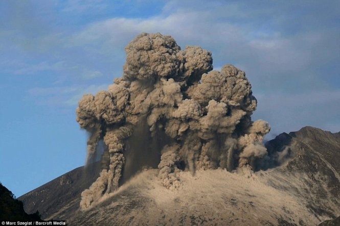 Năm 1914, núi lửa này phun trào một trận lớn nhất trong lịch sử Nhật Bản thế kỷ 20, sau đó rơi vào trạng thái ngưng hoạt động. “Có một khoảng ngưng vài giây giữa lúc núi lửa phun trào và lúc xuất hiện đợt chấn động. Cảm giác ấy rất hồi hộp và phấn khích bởi tôi không biết cơn địa chấn sẽ mạnh đến mức nào. Sau đó tôi cảm nhận được luồng gió rất nhẹ như phát ra từ trong trái đất”, Marc kể lại cảm giác khi chụp những bức ảnh núi lửa Sakurajima.