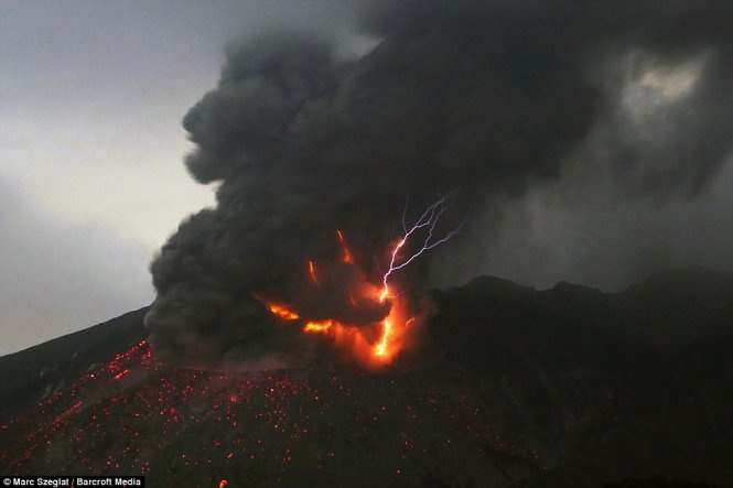 “Tôi và người bạn của mình cười rất to và chúng tôi rất hạnh phúc. Sét là một hiện tượng cực kỳ hiếm, không xuất hiện ở các đám tro bụi bình thường mà sinh ra từ tro bụi do của dung nham, một hỗn hợp gồm đá và khí nóng