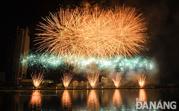 'We are the world' lam nhac nen phao hoa doi Da Nang hinh anh