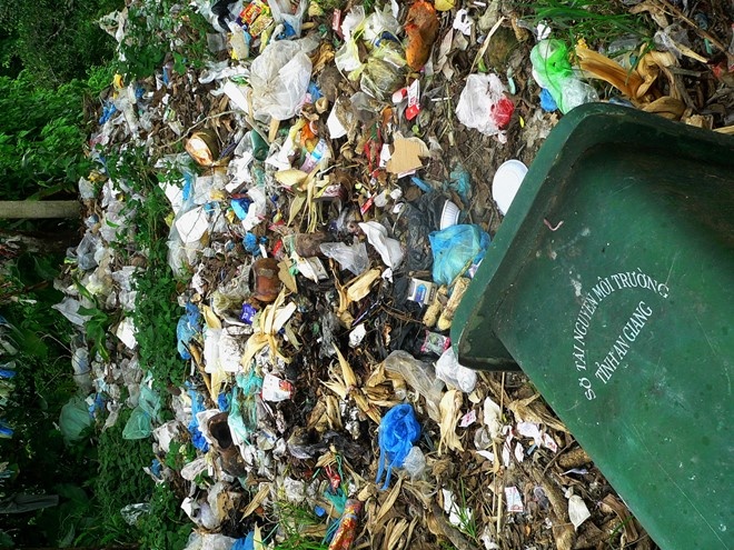 Hậu quả là rác vẫn cứ treo và nằm la liệt trước cơ quan này.