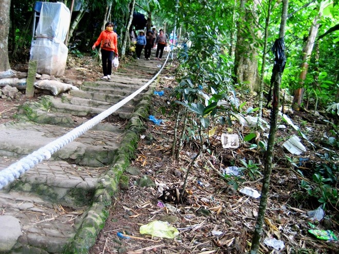 Rác tràn ra lối đi trên núi.