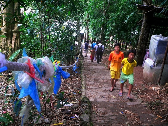 Rác đeo bám trên các sợi dây dẫn đường lên núi.
