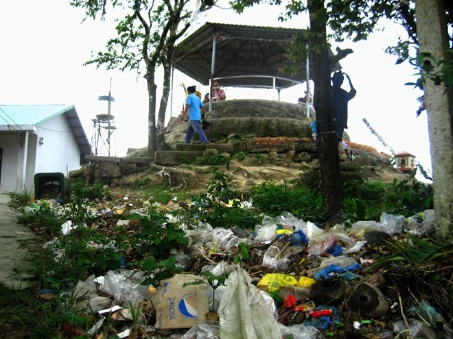 Chân điện thờ nằm trên đỉnh Bồ Hong (cao 705 m) cũng ngập rác.