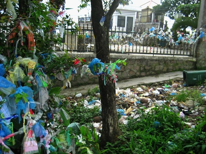 Rác đeo bám như che cả khoảng trời chỉ vì thói mê tín của du khách: Cột rác lại để không cho vận xấu theo mình về nhà.