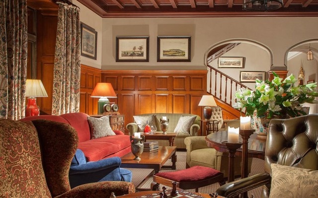 Khách sạn đã được tân trang lại bởi Kathleen Fraser. Toàn bộ nội thất bên trong được trang trí theo phong cách truyền thống.