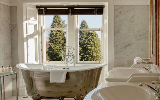 Phòng Suite có bồn tắm được sơn son thếp vàng và được Andy Murray đặt theo những cái tên nổi tiếng ở Scotland như nhà thơ Robert Burns, Lady Elizabeth Bowes-Lyon - mẹ của Nữ hoàng Elizabeth hiện tại, Robert the Bruce - một vị vua nổi tiếng của Scotland, Eden - gia đình sở hữu Cromlix trước đây, Sir Alex Feguson - huấn luyện viên bóng đá nổi tiếng và Sir Chris Hoy - huyền thoại đua xe đạp lòng chảo.