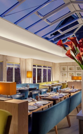 Các du khách thích không khí đầm ấm và lịch lãm kiểu Scotland có thể dùng bữa tại nhà hàng Chez Roux do đầu bếp người Pháp nổi tiếng Albert Roux cùng bếp trường Darin Campbell phụ trách. Khu bếp mở cho phép thực khách chiêm ngưỡng tài nghệ của các đầu bếp và thưởng thức những món ăn được chế biến ngay trước mắt.