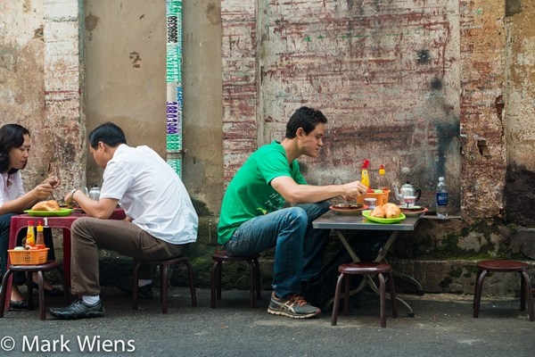 Mark không ngại xếp hàng, ngồi vỉa hè thưởng thức các món ăn hè phố. Ảnh: migrationology