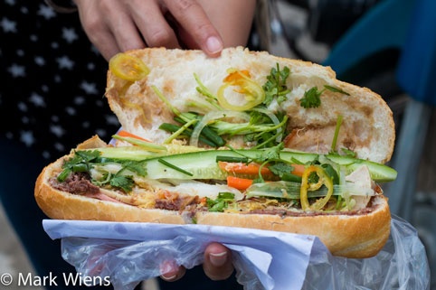 Chang trai My lam clip 25 mon nhat dinh phai thu o Sai Gon hinh anh