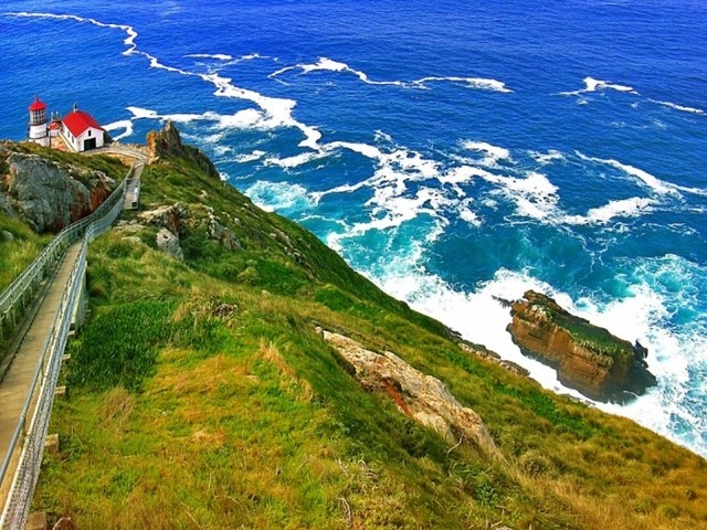 Sóng biển Thái Bình Dương đánh vào bờ biển quốc gia Point Reyes ở phía bắc California. Ảnh: James MCool.