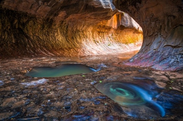 Đường ngầm (The Subway) ở công viên quốc gia Zion, bang Utah. Ảnh: Jeremy Stevens.