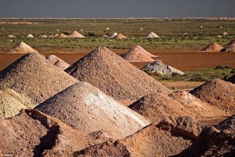 Coober Pedy, Australia  Coober Pedy, phía Bắc Nam Australia là một thị trấn ẩn dưới lòng đất, nơi được xây dựng để chịu được nhiệt độ cao vào ban ngày. Theo điều tra dân số năm 2011, có 1.695 (953 nam, 742 nữ) sinh sống ở đây. Họ sống chủ yếu bằng nghề khai thác quặng opal.