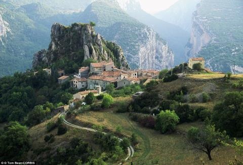 Rougon, Pháp  Sau khi đi quanh co dọc theo dãy núi Alpes, Pháp, du khách sẽ tới được ngôi làng Rougon, địa điểm hoàn hảo để ngắm toàn cảnh hẻm núi Verdon. Du khách có thể khám phá các nhà thờ Saint Christophe, nhà thờ Huguenote và thưởng thức hội chợ địa phương diễn ra vào ngày Chủ nhật cuối cùng của tháng Sáu.