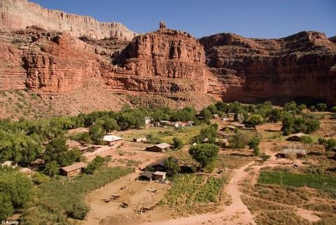 Supai, Arizona   Mỗi năm có hàng triệu khách du lịch tới ngắm nhìn sự hùng vĩ của Grand Canyon, nhưng ít ai biết rằng khu vực này cũng là nhà của một bộ lạc ẩn dật, gồm hơn 600 cư dân thuộc bộ tộc Havasupai, tộc người Mỹ gốc Phi bé nhất tại Mỹ.