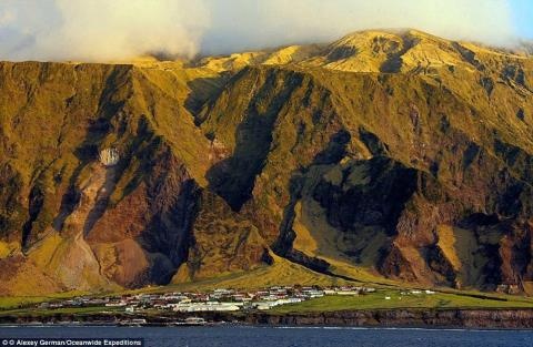 Tristan da Cunha, Saint Helena  Tristan da Cunha là ngôi làng hẻo lánh bậc nhất thế giới, chỉ có thể tiếp cận sau một hành trình bằng thuyền kéo dài 6 ngày từ Nam Phi hoặc 1 tháng nếu đi xuyên qua Nam Đại Tây Dương. Quần đảo có khoảng 300 cư dân sinh sống bằng nghề nông.