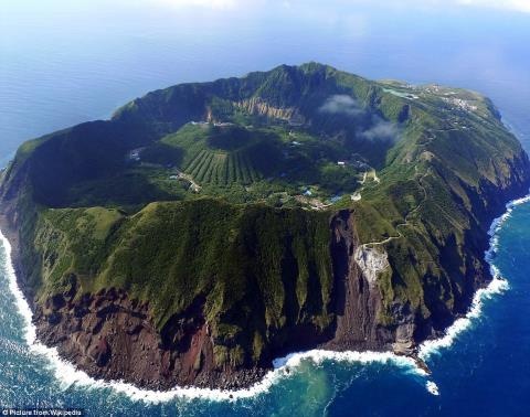 Aogashima, biển Philippine  Khu định cư Aogashima nằm ngay bên trong miệng một hòn đảo núi lửa nhiệt đới thuộc biển Philippines. Lần cuối cùng ngọn núi lửa phun trào là vào thập niên 1780, gây tử vong cho một nửa số dân trên đảo. Hơn 50 năm sau, những người dân thoát khỏi hòn đảo này đã trở lại, hiện tại đã có 200 người dân dũng cảm định cư tại đây.