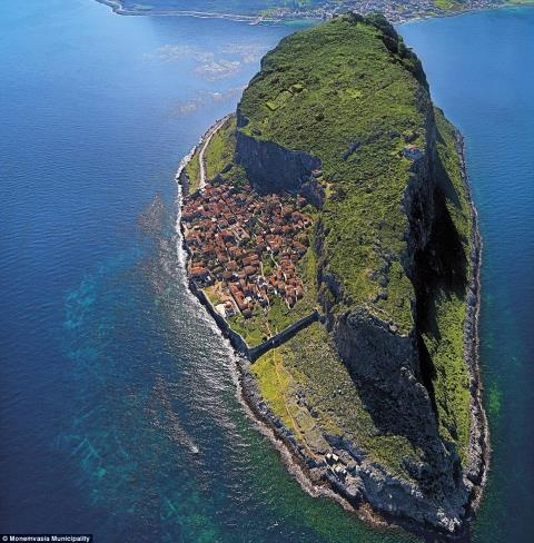 Monemvasia, Hy Lạp  Monemvasia là một khu định cư nhỏ ẩn sau một núi đá khổng lồ ở Laconia, Hy Lạp. Hòn đảo tách ra khỏi đất liền từ khoảng năm 375 trước Công nguyên, sau một trận động đất.