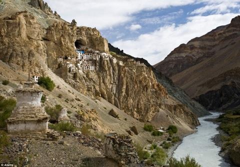 Phugtal Monastery, Ấn Độ   Ngôi làng bên vách đá này là sở hữu một trong những tu viện cô lập nhất ở miền bắc Ấn Độ. Được xây dựng từ bùn và gỗ, nơi đây nằm ngay tại lối vào một hang động trên vách đá vùng Zanskar. Dù đã có người sinh sống từ đầu thế kỷ 12, ngôi làng vẫn là một kho báu bí ẩn cho đến năm 1800, khi Alexander Cosmo de Koros tới thăm nơi này và ở lại một năm.
