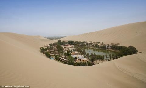 Huacachina, Peru   Nằm ngay trung tâm của một trong những vùng có khí hậu khô hạn nhất thế giới là ốc đảo xanh tươi Huacachina . Du khách có thể tham quan nơi đây và chứng kiến cách 96 cư dân sống một cuộc sống đầy đủ nhờ buôn bán cát, nguồn tài nguyên quý giá nhất của họ.