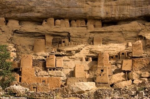 Mỏm đá Bandiagara, Mali  Tuy trông có vẻ giống một mô hình bằng đất sét, nhưng đây là ngôi làng thực sự ở Tây Phi, quê hương của người Dogon. Mỏm đá Bandiagara nằm tại vùng cao nguyên đất sét màu đỏ. Người dân nơi đây đã xây dựng các công trình bằng loại vật liệu này, bao gồm nhà ở, kho thóc, bàn thờ, khu bảo tồn, các nơi công cộng...