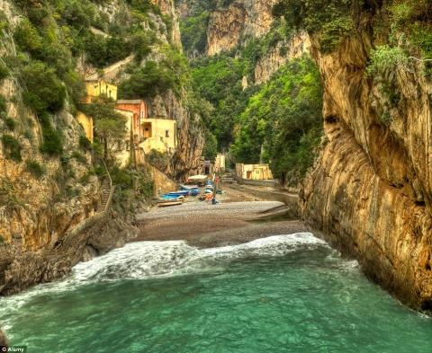 Furore, Italy   Furore  là một ngôi làng cổ kính của Ý với những ngôi nhà màu sắc rực rỡ, treo đầy các bức tranh. Furore nằm ở vùng Campania, Tây Nam Italy. Sau một thời gian dài quá tách biệt với thế giới bên ngoài, thậm chí bị gọi là 