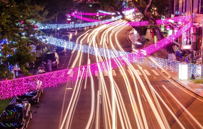 Đêm xuống, sông Hàn hiện lên lung linh thơ mộng, dưới ánh đèn thành phố bừng tỉnh trở thành một công viên khổng lồ với đủ màu sắc sặc sỡ, hàng ngàn du khách chen nhau đổ về đôi bờ sông, đi lên những cây cầu tận hưởng cơn gió mát lành giữa lòng thành phố trẻ. Ảnh: Đường Bạch Đằng tấp nập xe cộ.