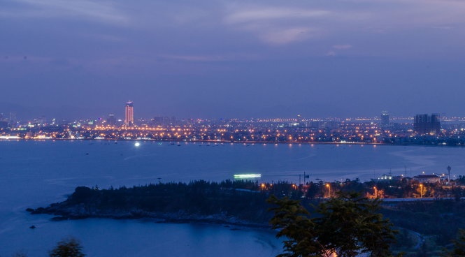 Toàn cảnh thành phố nhìn từ chùa Linh Ứng, quận Sơn Trà.