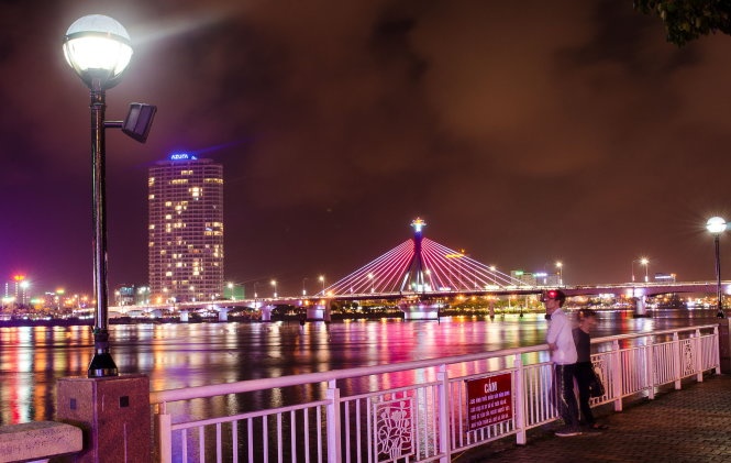 Trong thời điểm cuộc thi trình diễn pháo hoa quốc tế Đà Nẵng 2015 chủ đề “Đà Nẵng - bản giao hưởng sắc màu” đang đến gần, Tuổi Trẻ xin giới thiệu bộ ảnh “Lung linh đêm sông Hàn”, hi vọng bộ ảnh sẽ mang lại cho bạn đọc một cái nhìn toàn cảnh về thành phố xinh đẹp này.  Ảnh: Cầu sông Hàn - biểu tượng của Đà Nẵng.