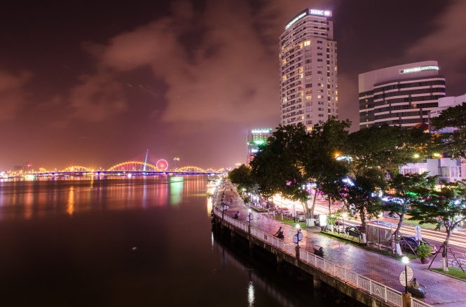 Đôi bờ sông Hàn là nơi bộ mặt tươi mới của Đà Nẵng được thể hiện sinh động nhất, những cây cầu đua nhau nối nhịp giữa đôi bờ đông - tây, những tòa nhà cao tầng và công trình công cộng nối tiếp hình thành, các khu dân cư và trung tâm giải trí liên tiếp mọc lên làm cho diện mạo thành phố thay đổi từng ngày. Ảnh: Du khách dạo chơi dọc đường Bạch Đằng.