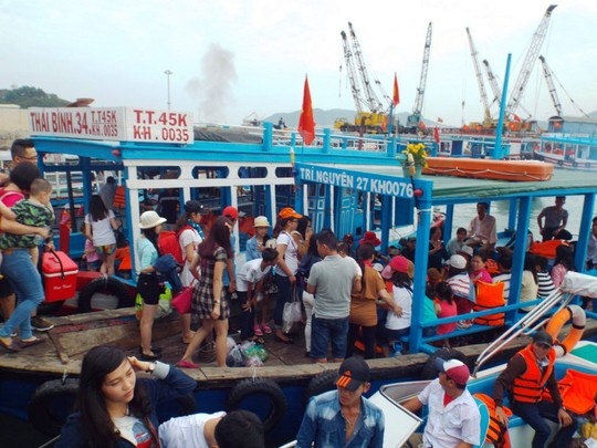 Hàng ngàn du khách lên tàu ra thăm các đảo trên vịnh Nha Trang, ngày 28/4.