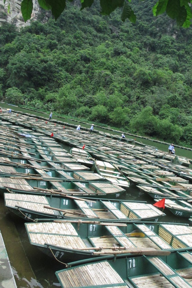 Trên bến Tràng An có hơn 1000 thuyền chở khách. Những chiếc thuyền khi vắng khách có chút buồn nhưng vào dịp nghỉ Lễ này, mỗi ngày mỗi thuyền chuyên chở tới 2-3 lượt khách tham quan.