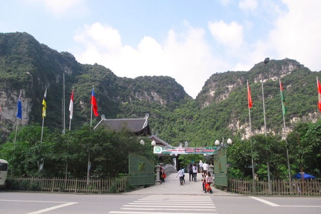 Tràng An - luôn chào đón khách du lịch muôn phương. Du khách đã tới một lần thì chắc chắc sẽ không thể không quay lại lần hai.