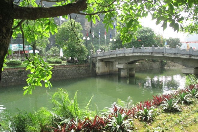 Mới đây, người dân mảnh đất Cố đô đã hân hoan đón nhận bằng công nhận di sản văn hóa và thiên nhiên thế giới từ UNESCO – một dấu mốc quan trọng mở ra một chương mới cho sự phát triển du lịch của Ninh Bình. Với vẻ đẹp hoang sơ vốn có, cùng sự phát triển các dịch vụ du lịch những năm gần đây, Tràng An quả là một điểm đến làm đắm say lòng người.