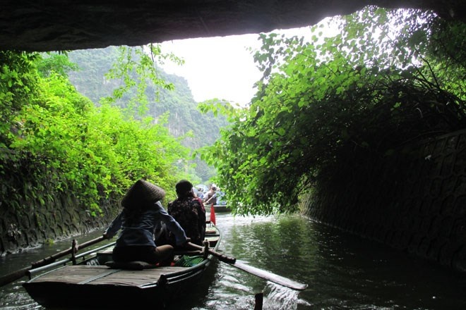 Tràng An có tất cả 9 hang động chính, đi qua mỗi hang, động, người lái đò luôn cẩn thận nhắc nhỏ du khách cúi đầu và chú ý phía trước. Cảm giác đi trong hang tối rất thích thú và mát mẻ.