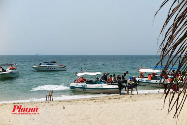 Cano du lịch đưa khách đến Cù Lao Chàm.