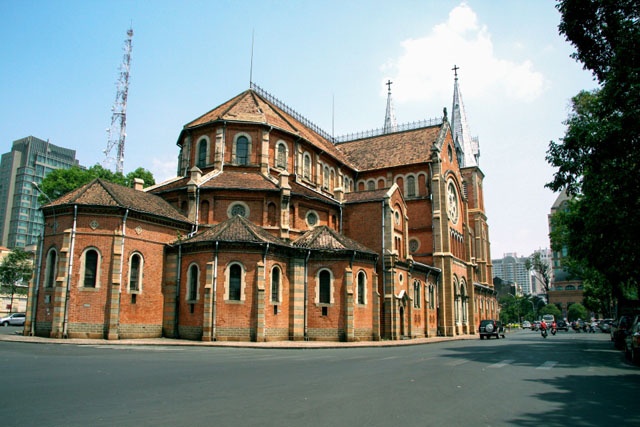 Nhung bieu tuong tram nam thu hut du khach ngoai o TP HCM hinh anh