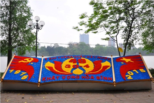 Những bảng chữ hoa được dựng tại các công viên, khu vực quanh Hồ Gươm.