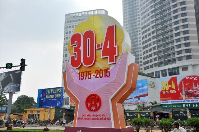 Trên nhiều tuyến đường, ngã tư cũng xuất hiện những tấm áp phích đẹp mắt.