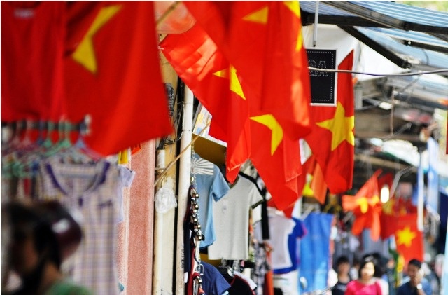 Những lá cờ đỏ sao vàng nối tiếp nhau kéo dài trên phố Hàng Thiếc.
