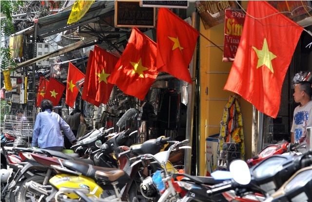 Người dân treo cờ ngày lễ lớn của cả nước.