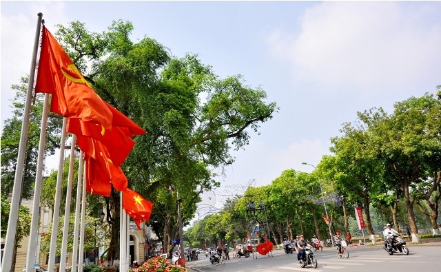 Hàng cờ tung bay phất phới trước tượng đài Lý Thái Tổ.