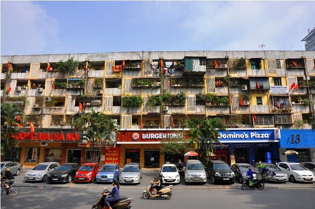 Những khu tập thể ở Hà Nội cũng được khoác thêm tấm áo mới trong ngày 30/4.